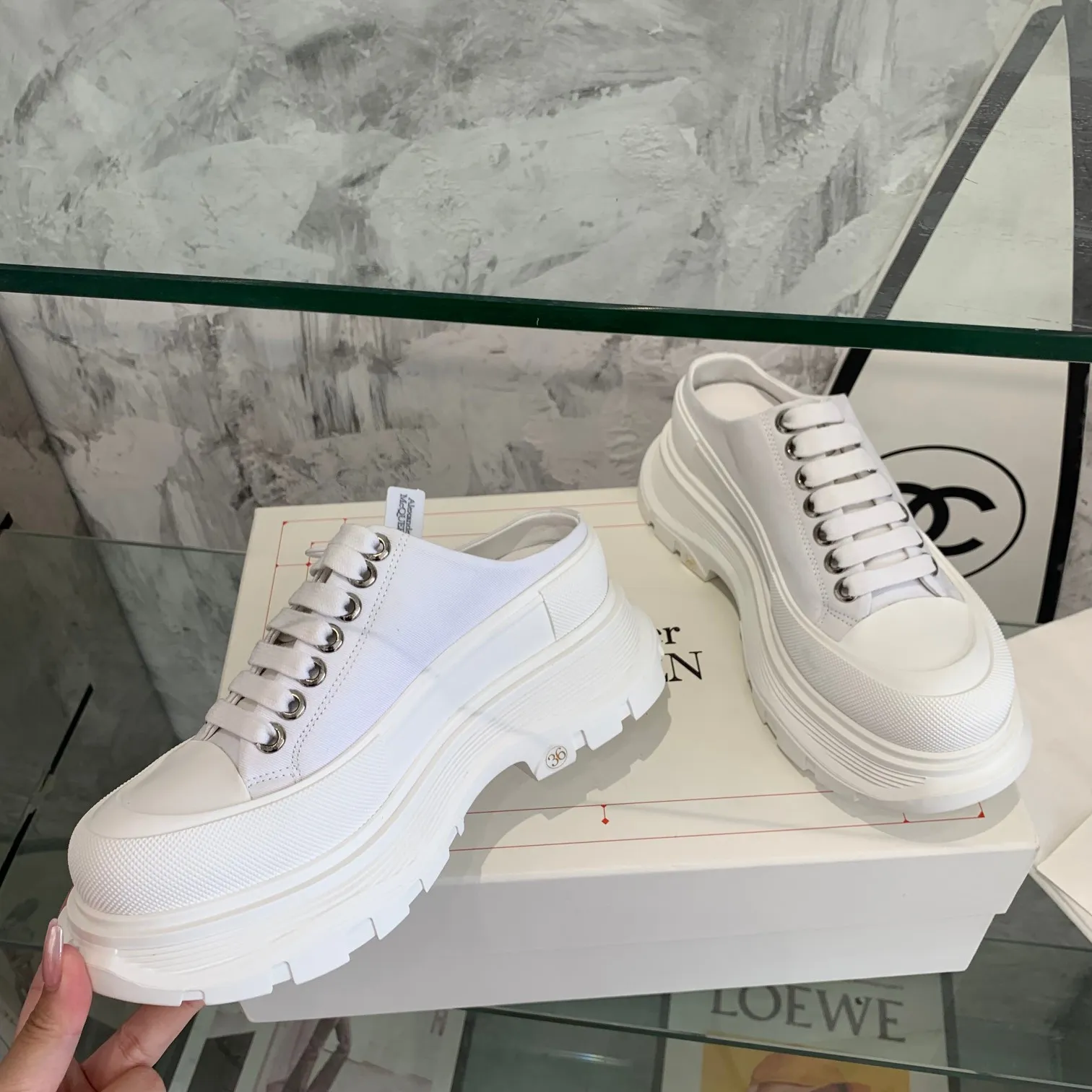 👟👟Ex-factory price 500👟👟 Mc Queen is in stock all year round [Rose] McQueen [Rose] dad shoes [Rose] ss early spring first release‼ ️‼ ️The latest Milan Fashion Week T-stage catwalk model, the unique and personalized design is very classy on the feet, and the round toe design allows the toes to be completely released. I spent a lot of money to buy multiple pairs of the originals and dismantled them and made replicas. Many celebrities such as Guli Nazha, Wu Lei, and Internet celebrity bloggers have endorsed Xiaohongshu’s popular products, and the products are sold out at the counters! Fabric: Imported pure cotton fabric Lining: Imported silk sheepskin Feet: Imported silk sheepskin Size: Women's 35-40. Packaging: original full set of packaging, outsole: increased by 5 cm, original outsole